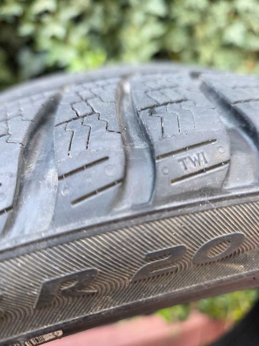 Зимни гуми Pirelli sottozero 3 235/35/20  от Tesla model 3, 7 mm.