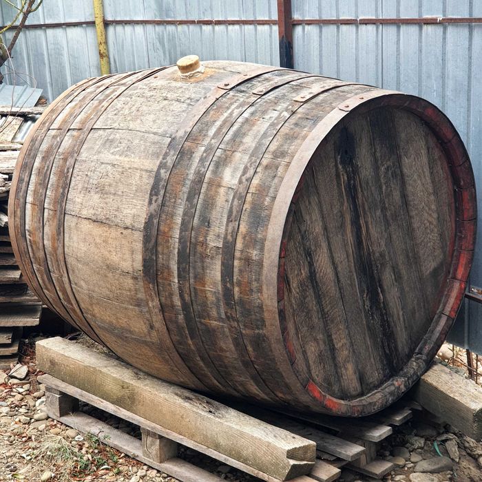 Butoi din stejar 700 L pentru vin – stare foarte bună