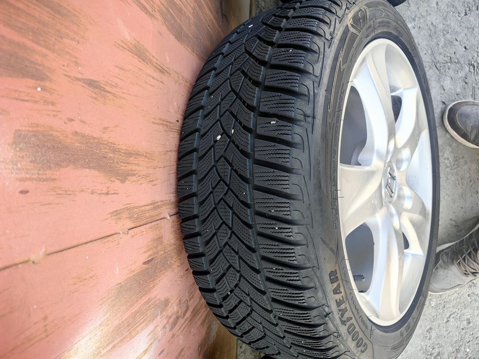 Продавам оригинални ляти джанти за Хонда Акорд 17 цола с зимни гуми.