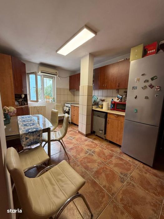 Apartament de vanzare, semidecomandat, 3 camere, et 1, Brazda