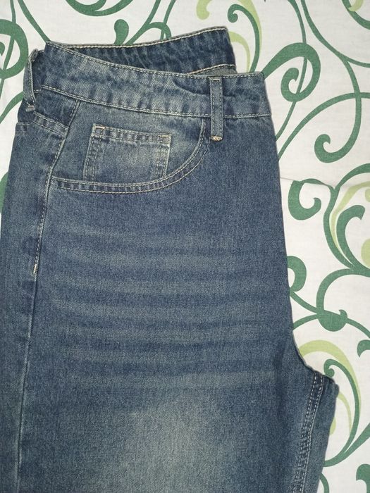 Джинсы темный синий.