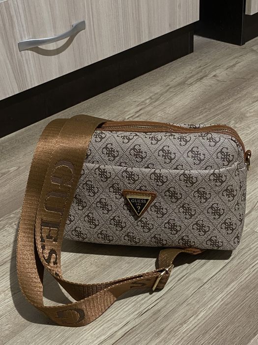 Дамски чанти на Louis Vuitton и Guess