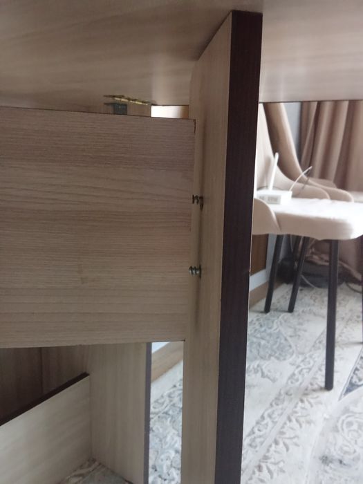 Продам стол.в среднем состояний