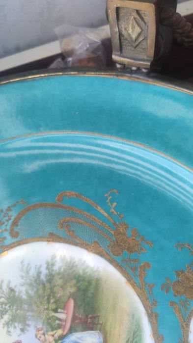 Порцеланова съд Sevres с бронзова рамка в стил Луи ХVI