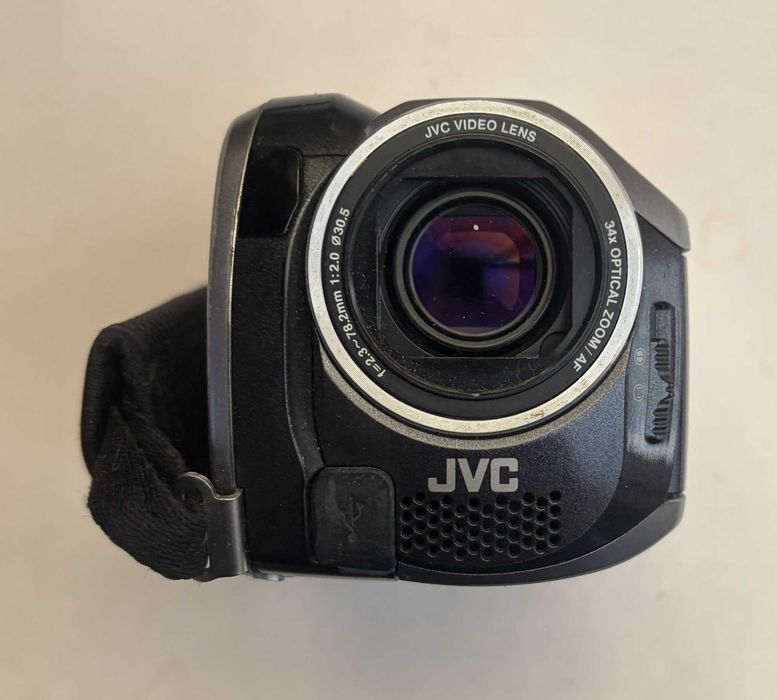 Продавам видеокамера JVC Everio GZ-MG130E
