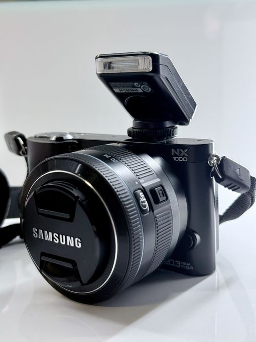 Продавам фотоапарат Samsung NX1000