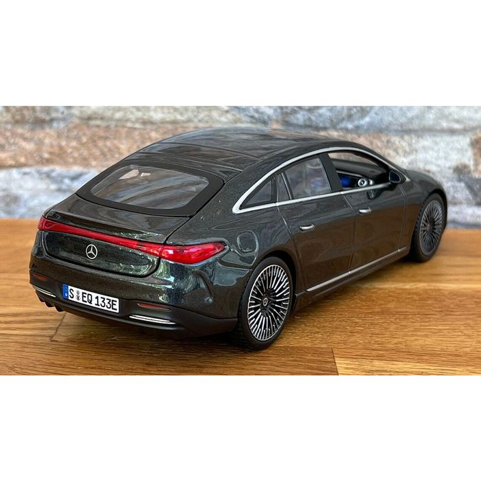 Мaisto sp edition кола mercedes-benz eqs 2022 1:24 синя и сива