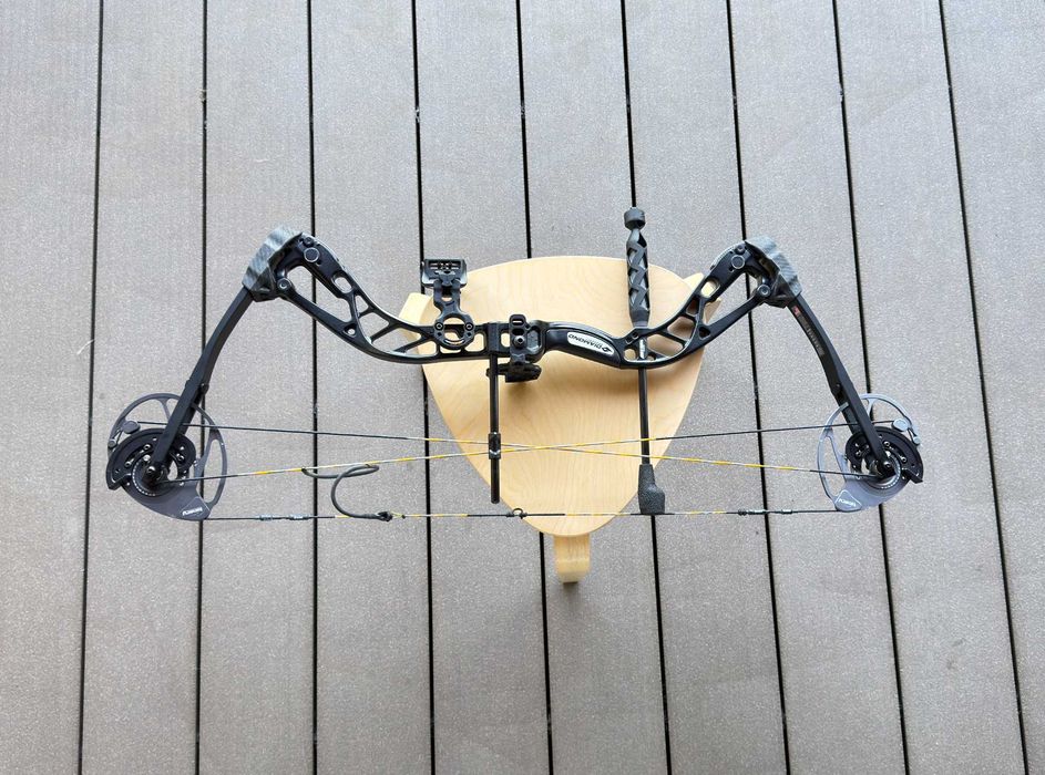 Pachet Complet Arc Compound RTS Diamond by Bowtech Edge 320, release Spot Hogg Whipper Snapper, sageti, stativ, accesorii, cutie transport