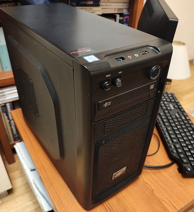 Настолен компютър с монитор