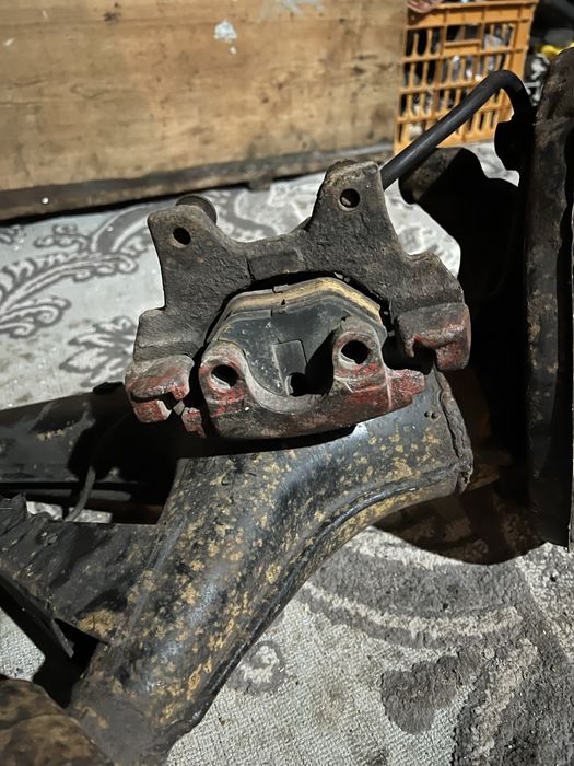 Задняя левая цапфа, суппорт, рычаг бмв е34