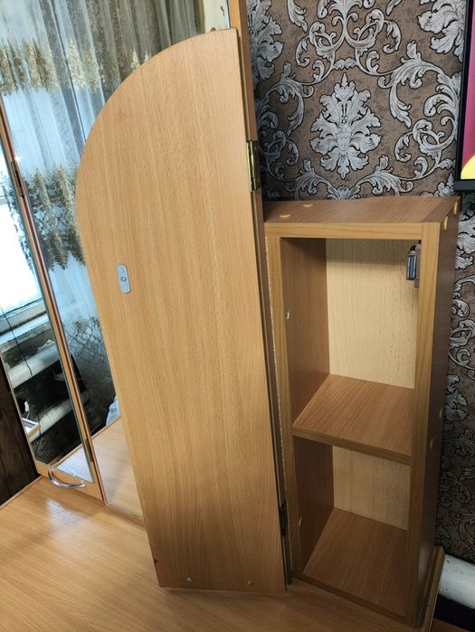 Продам туалетный столик