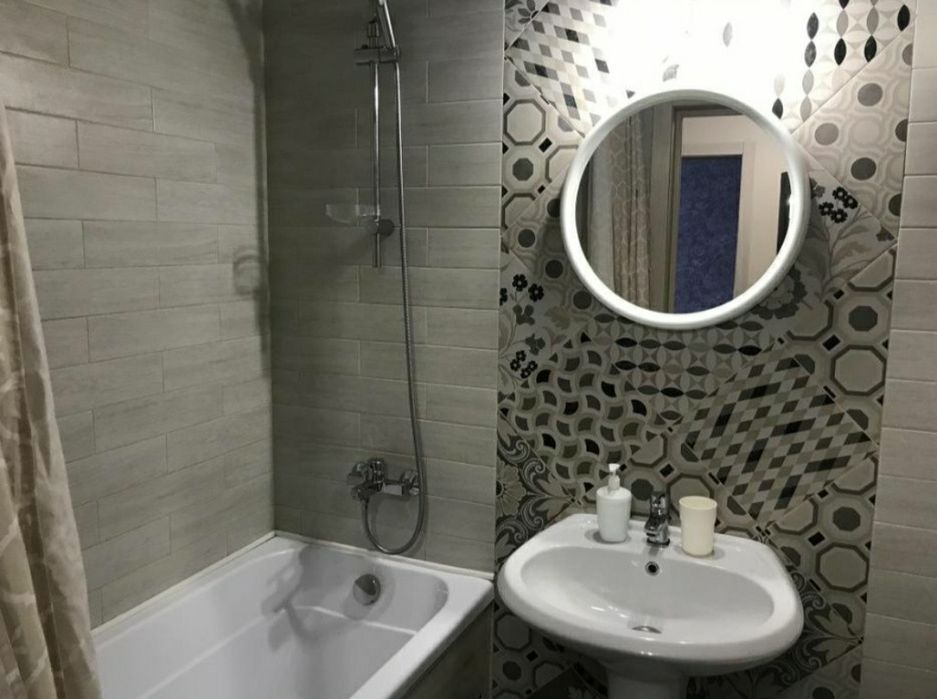 2000 тенге Часы. 1-но комнатная в центре. Абая