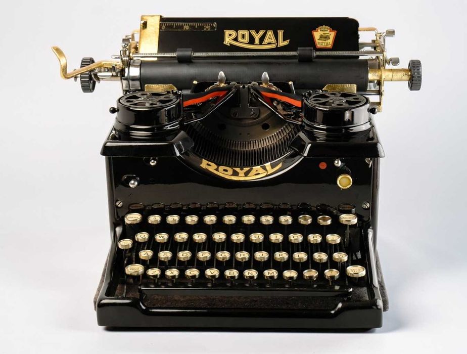 Masina de scris Royal 10 – editie rară cu aur 22K – obiect premium.