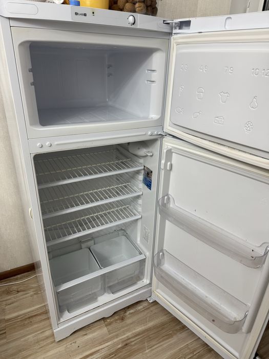 Холодильник Indesit с морозилкой