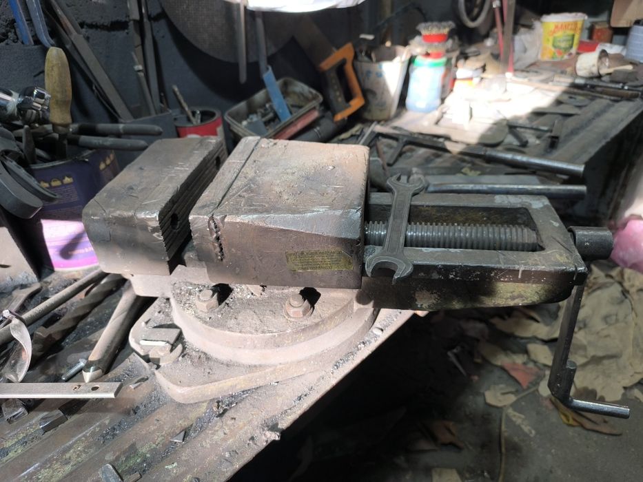 Баллоны углекислота, тиски, наковальня, пескоструй аппарат.