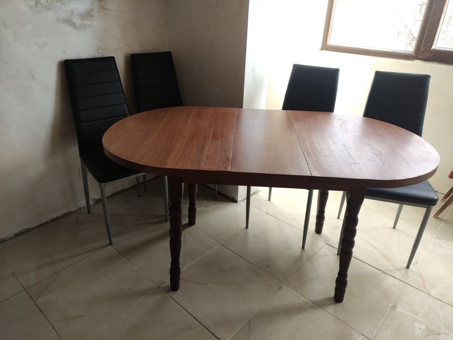 Разтегателна трапезна маса  в комплект с 4 стола