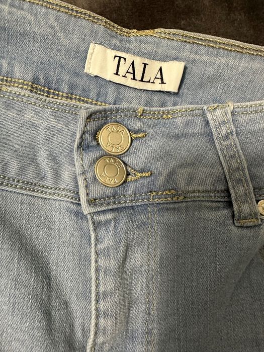 Pantaloni din denim.