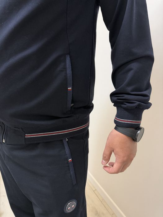 Продам костюм Tommi Hilfiger