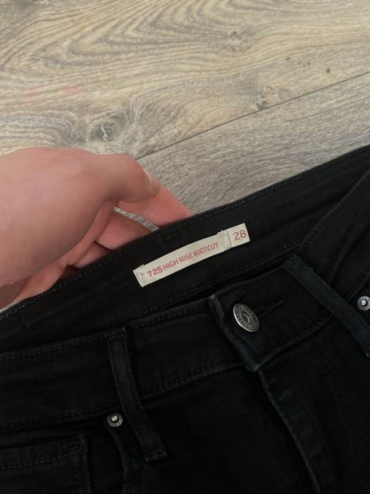 Levi’s 725 high-rise bootcut vintage jeans