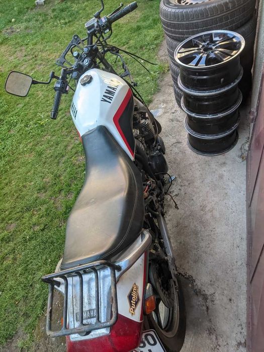 Motocicleta Yamaha XJ600 aproape completa
