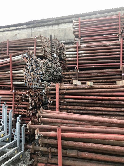 Popi metalici si schela