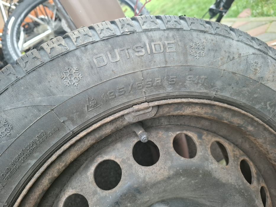 Vand 2 cauciucuri iarna