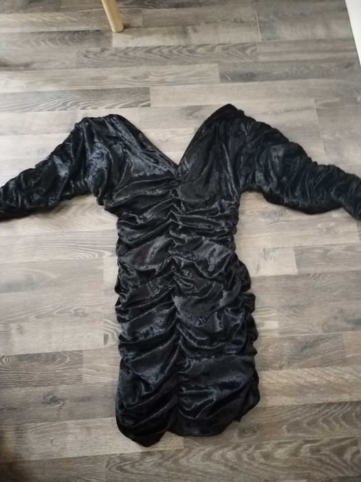 Кадифена еластична рокля с набори