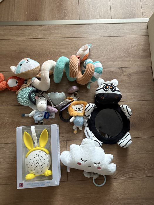 Лот бебешки играчки + машинка за бял шум Chipolino