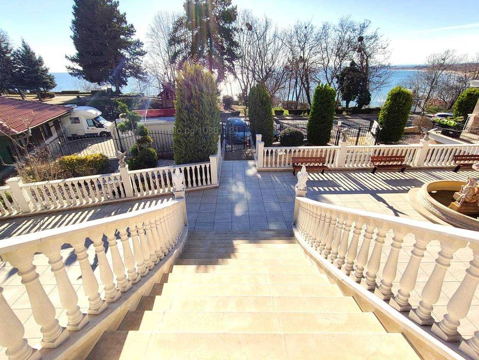 ТОП ЛОКАЦИЯ / Първа линия Несебър с частична гледка море,Валенсия