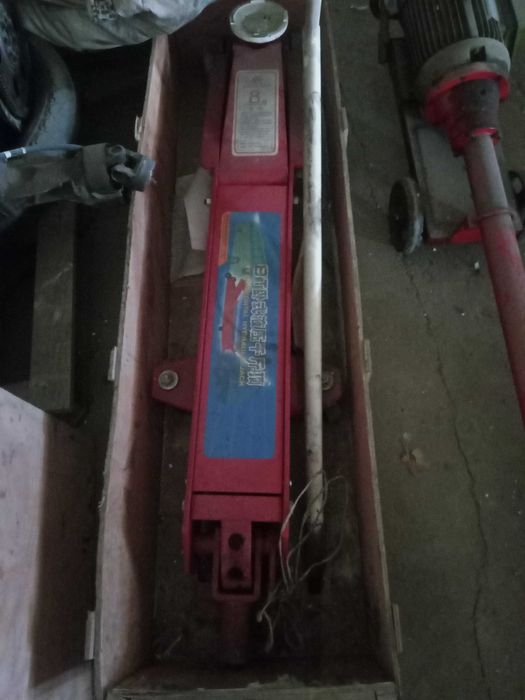 Продам гаражный грузовой гидравлический домкрат 8 т QK8-580