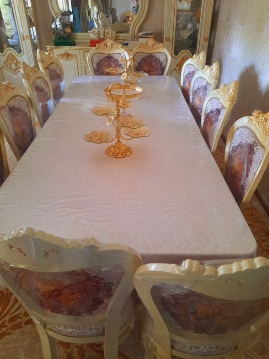 Поодам стол и стулья