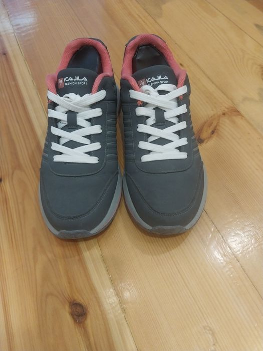 Кроссовки женские