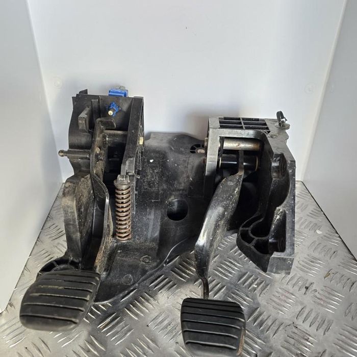 Pod pedalier UK Opel Vivaro B 1.6 cdti