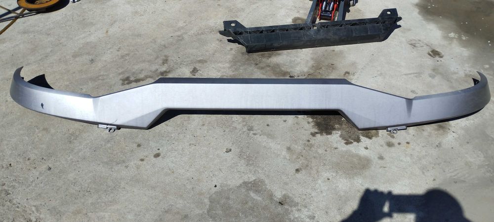 Renault Range T лайсна над радиаторната решетка.