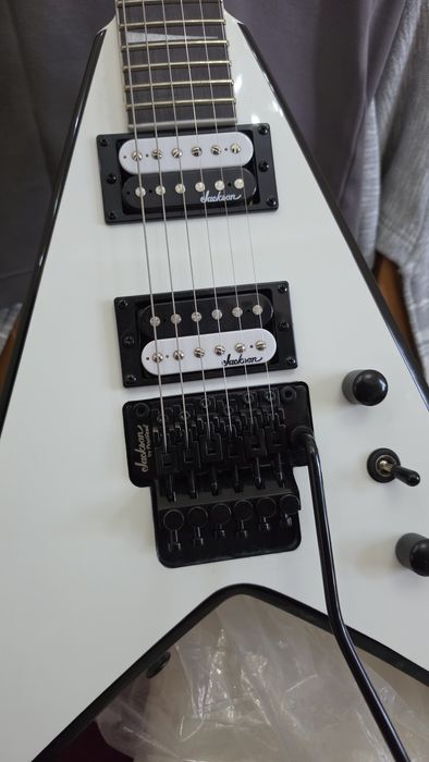 Продаётся гитара Jackson Series King-V JS32 белая