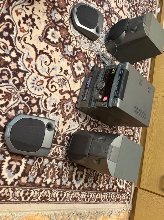 Sony music system с 2 гнезда за аудио касети и 3 гнезда за компакт дискове