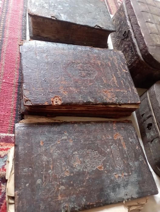 Qadimiy buyumlar va kitoblar hammasi optom sotiladi narxi kelishamiz