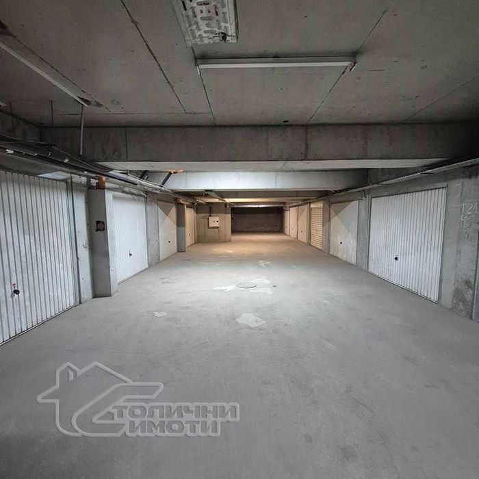 Двустаен, тухлен, с гараж в Дружба-2