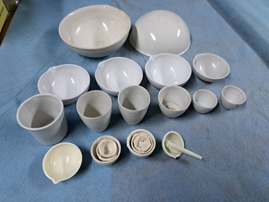 Фарфоровая выпарительная чаша и фарфоровый тигель