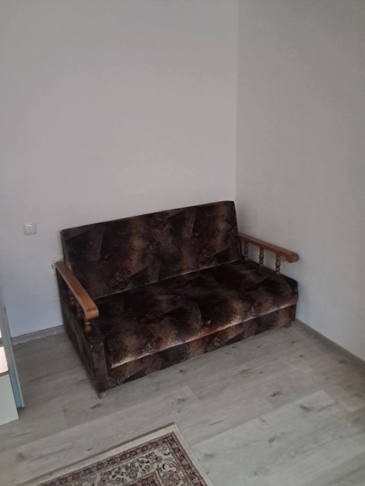 Închiriez garsoniera.