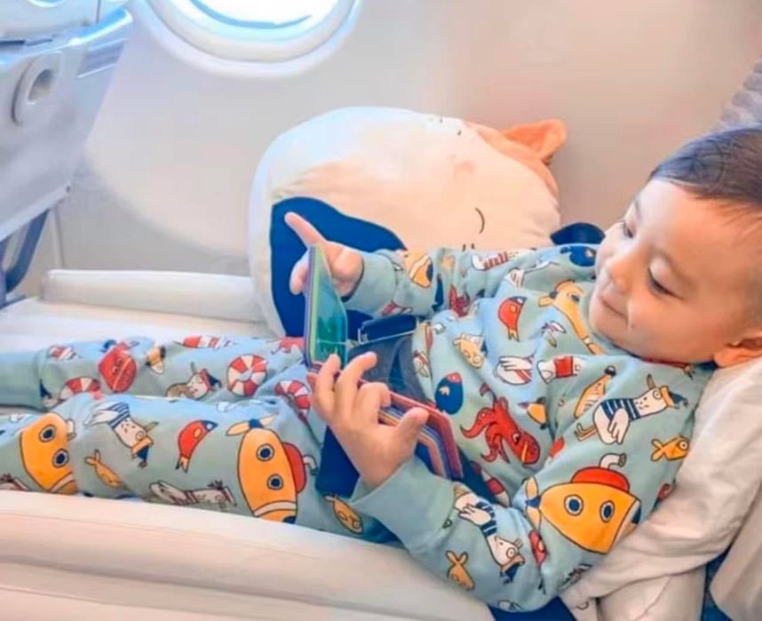 Подушка в самолет для детей, с ремнями и насосом