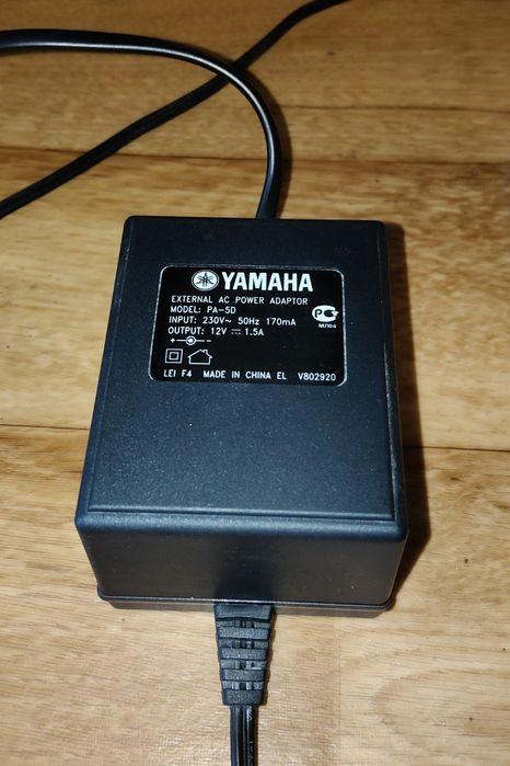 Синтезатор Yamaha PSR-E433, б/у
