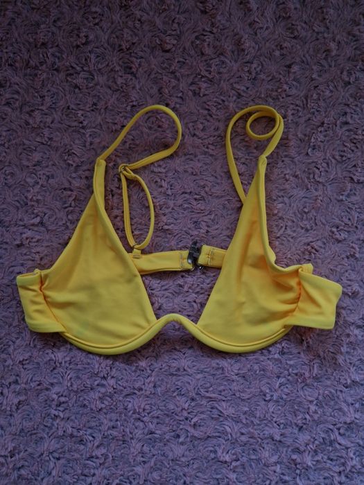 Чисто нов жълт бански