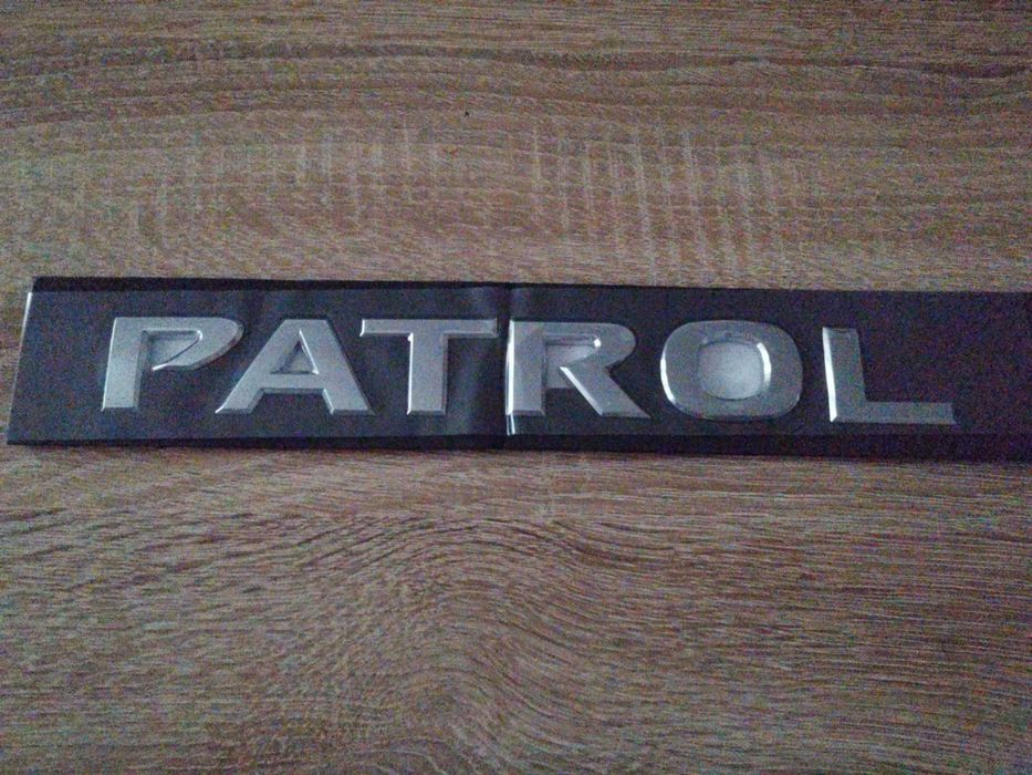 сребрист надпис Nissan Patrol