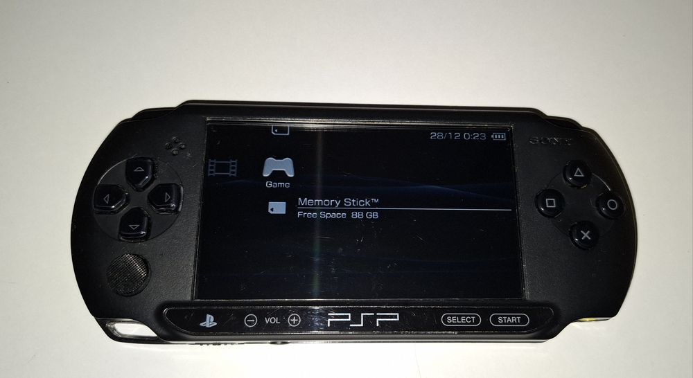 PSP Sony E1004 funtional + modat + jocuri incluse