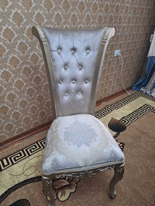 Срочно продаются стол и стулья (10 штук)