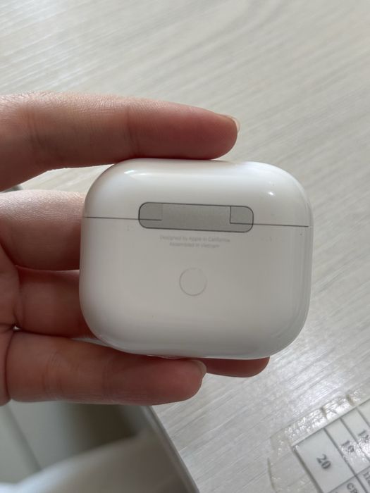 продается наушники AirPods 3 with Lightning Charging Case белый