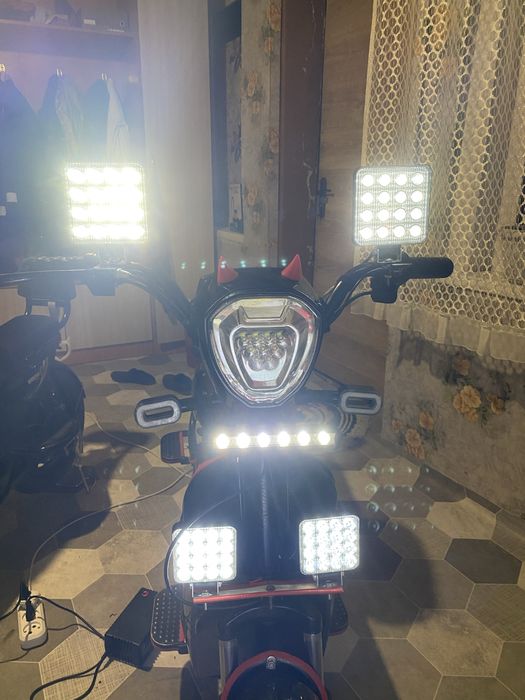 Электро скутер в подарок шлем