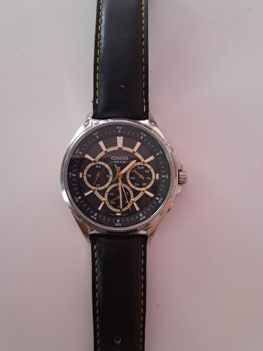 Часовник CASIO с кожена каишка