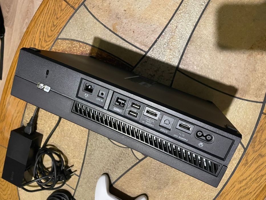 Xbox One – 500 GB | 2 Controllere Albe Originale (Rare) | Joc inclus